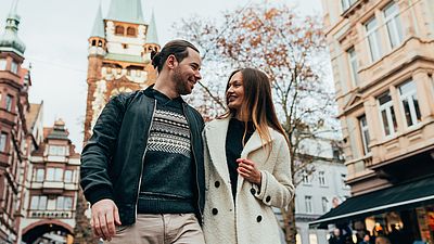 Couple se promenant dans une ville allemande