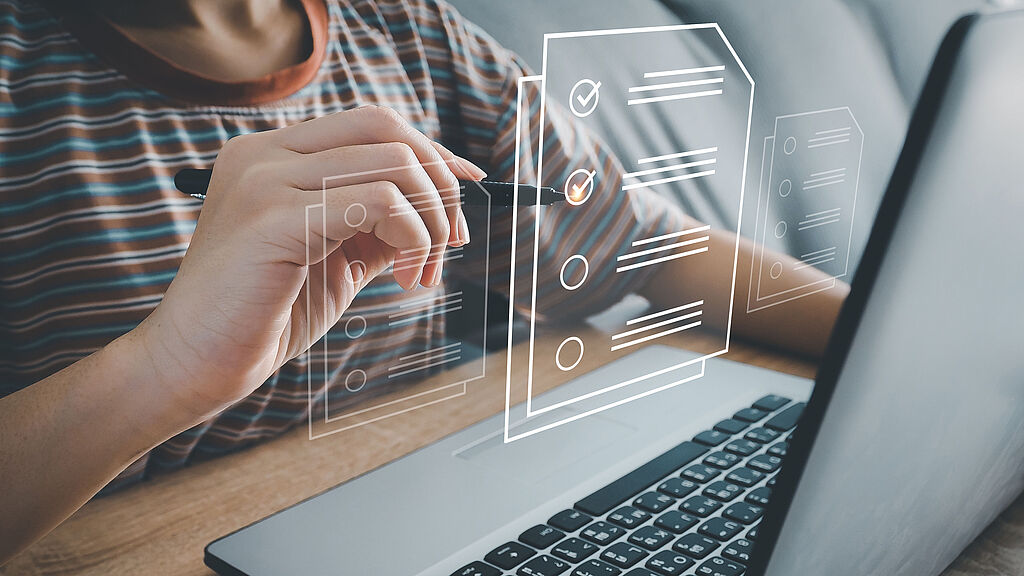 Person hackt eine virtuelle Checkliste ab