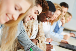 Internationale Studierende beim Lernen