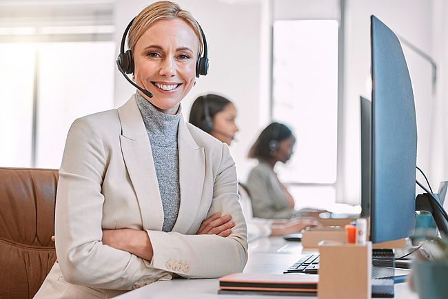 Mujer trabajando en oficina al frente de computador