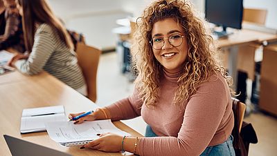 Une jeune femme passe son examen final 