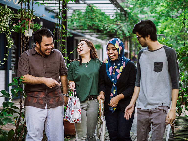 Internationale Gruppe beim Spaziergang
