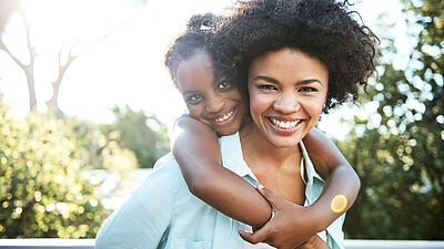 Madre e hija internacionales abrazándose
