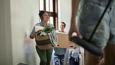 Internationale Gruppe von Freunden kocht gemeinsam in Deutschland