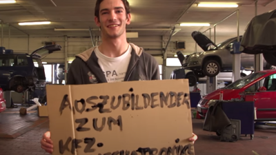 Junger Spanier in einer Autowerkstatt