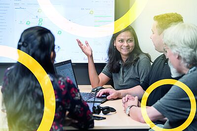 Beratungssituation, 4 Menschen, 3 gelbe Ringe