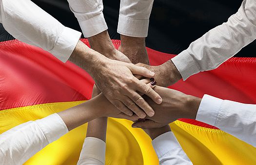 Hände zusammen auf deutsche Flagge