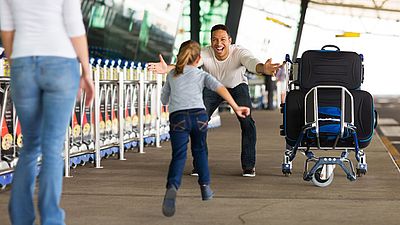 Une famille internationale se retrouve à l'aéroport