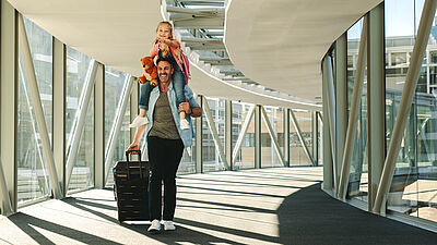 Vater und Tochter stehen am Flughafen um nach Deutschland einzureisen