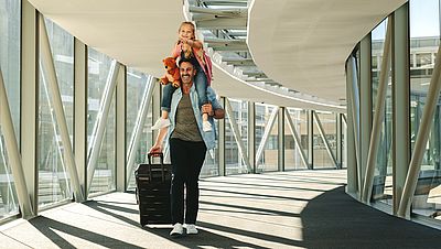 Papá e hija en un aeropuerto viajando juntos a Alemania