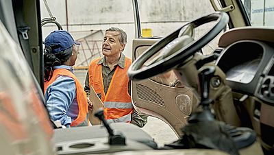 Internationale Berufskraftfahrer bei der Arbeit 