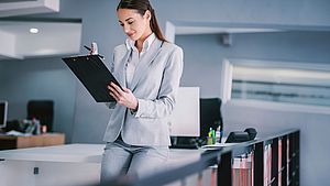 Internationale Arbeitnehmerin bei der Arbeit 
