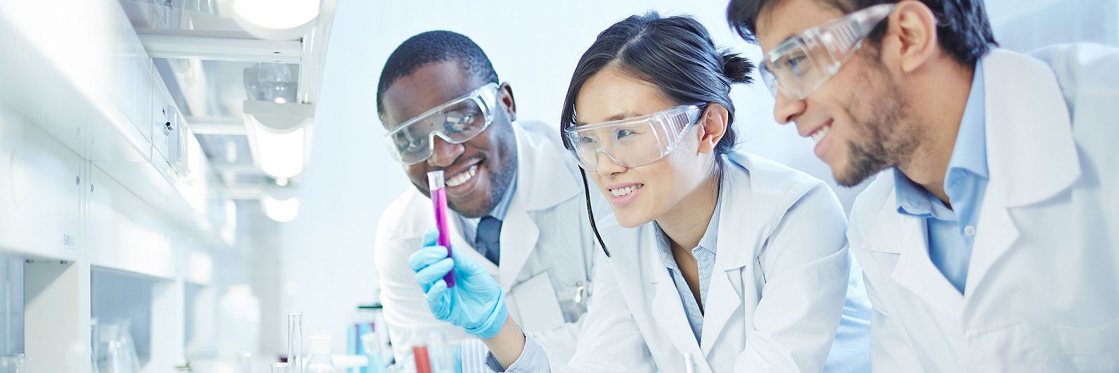 Científicos internacionales en un laboratorio