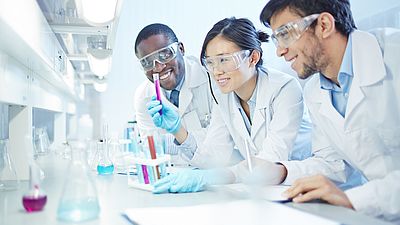 Científicos internacionales en un laboratorio
