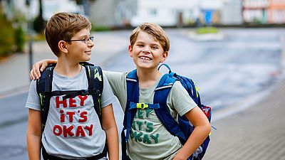 Deux enfants à l'école