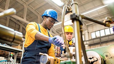 Internationale Fachkraft am Arbeiten