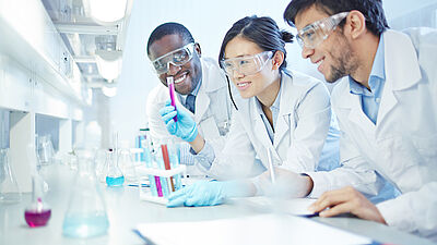 Internationale Naturwissenschaftler im Labor