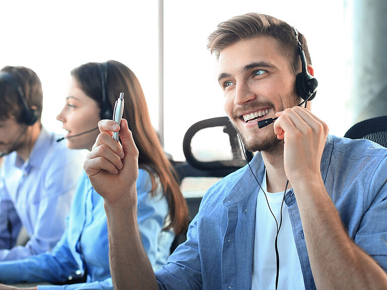 Freundlicher Kundenbetreuer bietet professionelle Beratung am Telefon an.
