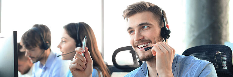 Conseiller clientèle amical propose des conseils professionnels par téléphone.