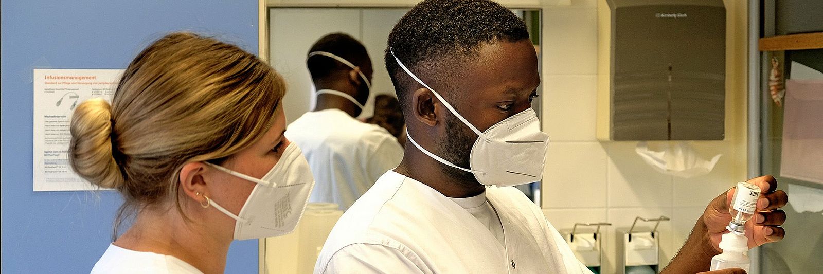 Pfleger aus Kamerun bei der Arbeit