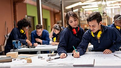 Internationale Studierende arbeiten an einem Ausbildungsprojekt
