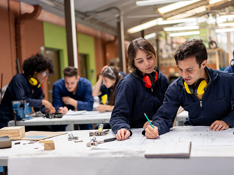 Des étudiants internationaux travaillent sur un projet de formation