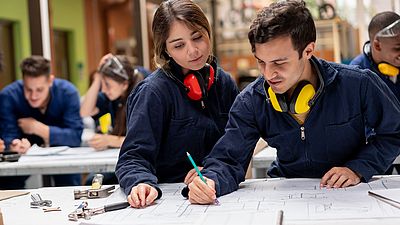 Internationale Studierende arbeiten an einem Ausbildungsprojekt
