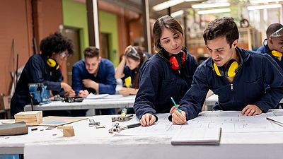 Internationale Studierende arbeiten an einem Ausbildungsprojekt