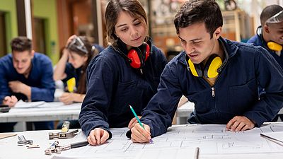 Internationale Studierende arbeiten an einem Ausbildungsprojekt