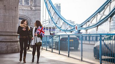 Zwei Frauen gehen in London spazieren