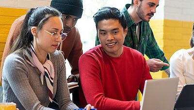 Estudiantes internacionales en clase en la universidad en Alemania