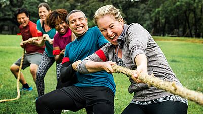 Gruppe internationaler Menschen spielt in einem Park