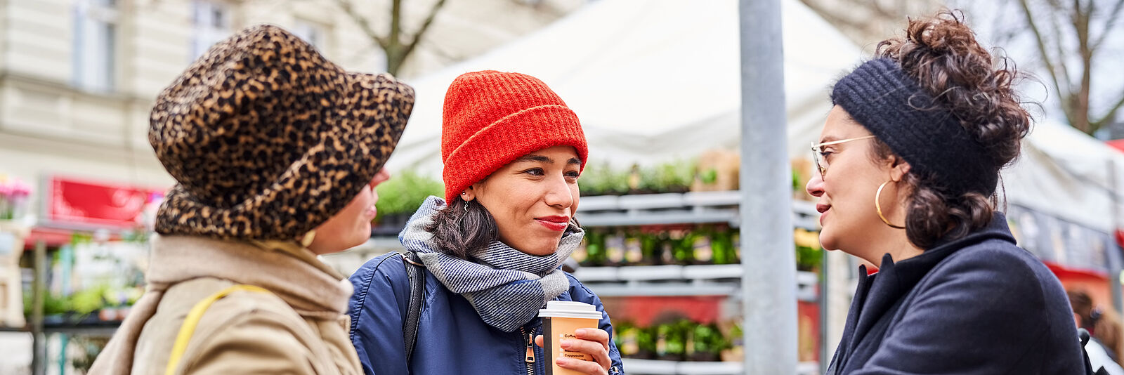 Drei Frauen auf einem deutschen Markt