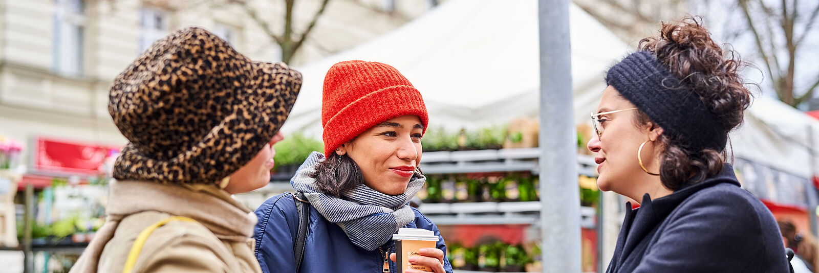 Drei Frauen auf einem deutschen Markt