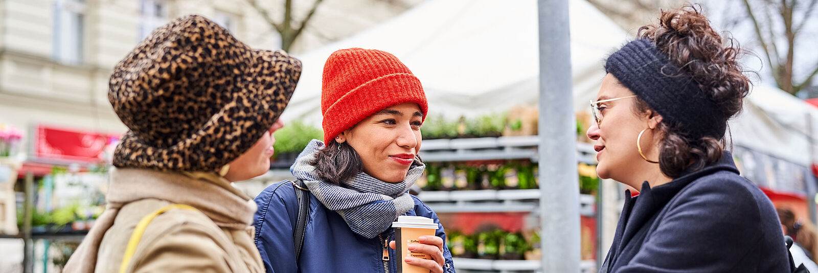 Drei Frauen auf einem deutschen Markt