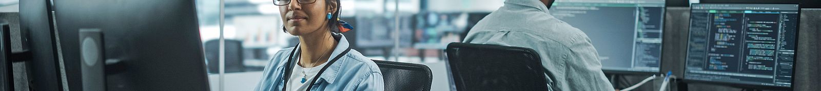 Internationale IT-Programmiererin bei der Arbeit in Deutschland 