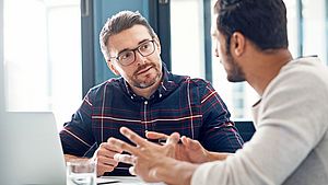 Ein Arbeitgeber wird von einem Ansprechpartner betreut