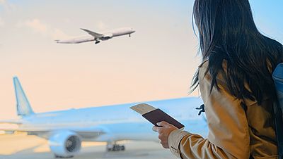 Mujer en el aeropuerto viajando a Alemania