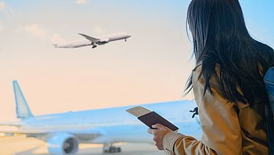 Mujer en el aeropuerto viajando a Alemania