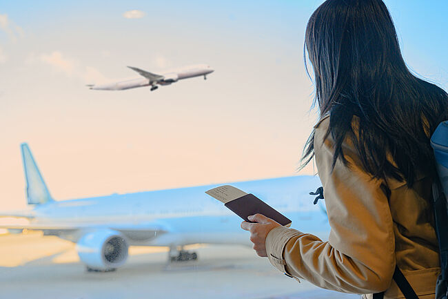 Frau steht am Flughafen um nach Deutschland einzureisen
