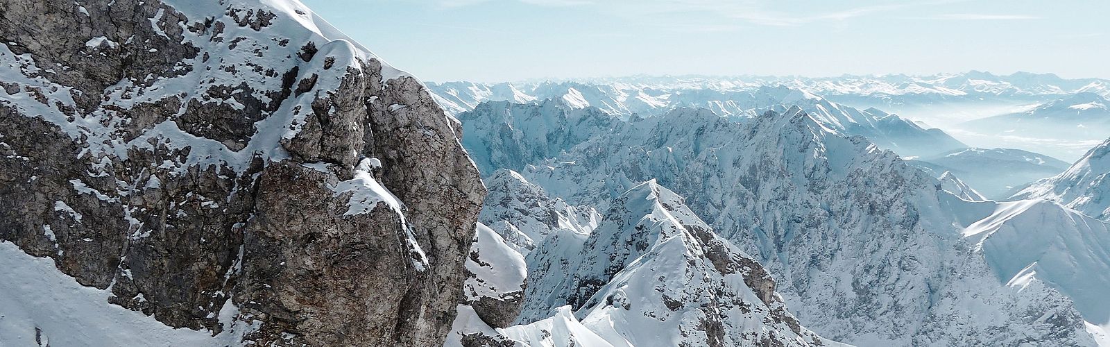 Panoramablick mit schneebedeckten Bergen 