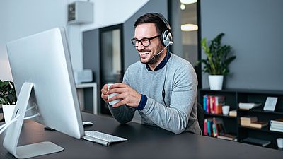 Ein Arbeitgeber nimmt an einem Webinar teil