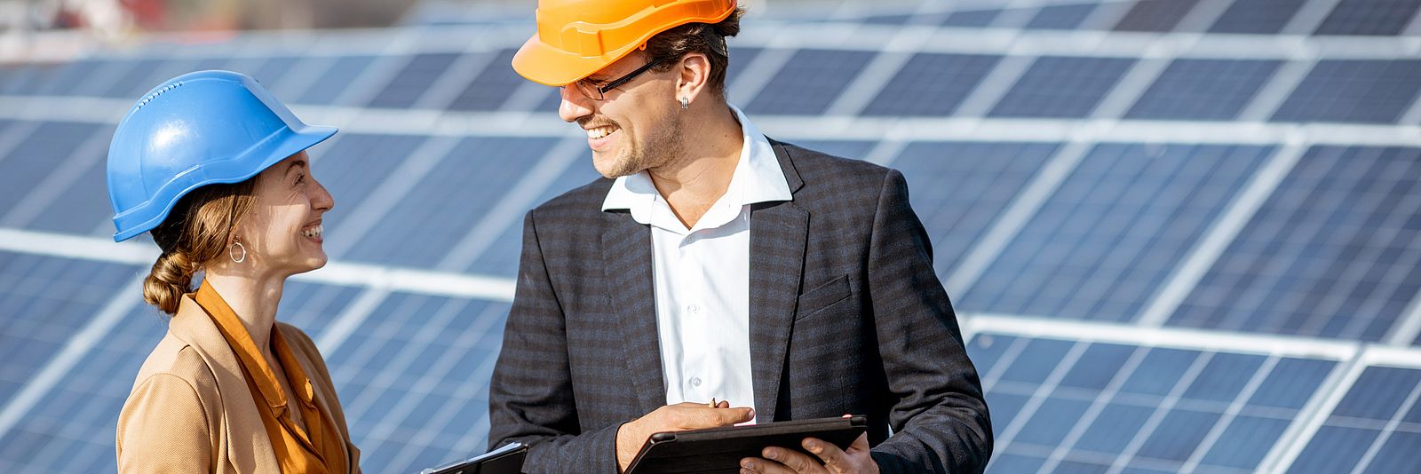 Des spécialistes internationaux installent des panneaux solaires