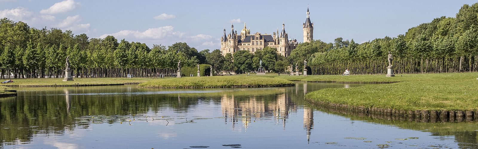 Schloss Schwerin mit Garten und Wasserlauf im Vordergrund