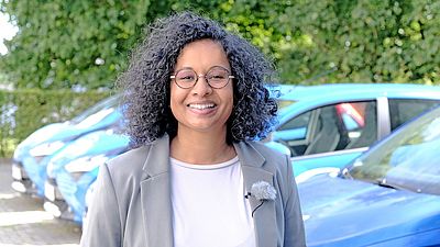 Frau auf einem Parkplatz