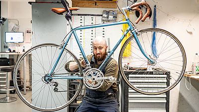 Mann arbeitet in einer Fahrradwerkstatt