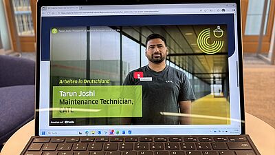 Laptop zeigt Mann in einem Video