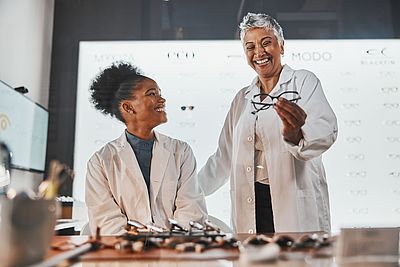 Medizintechnikerin entwickelt eine Brille