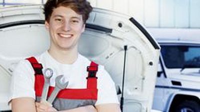 Automotive mechatronic during his vocational training