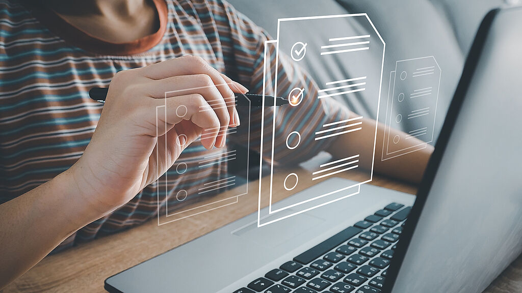 Person hackt eine virtuelle Checkliste ab